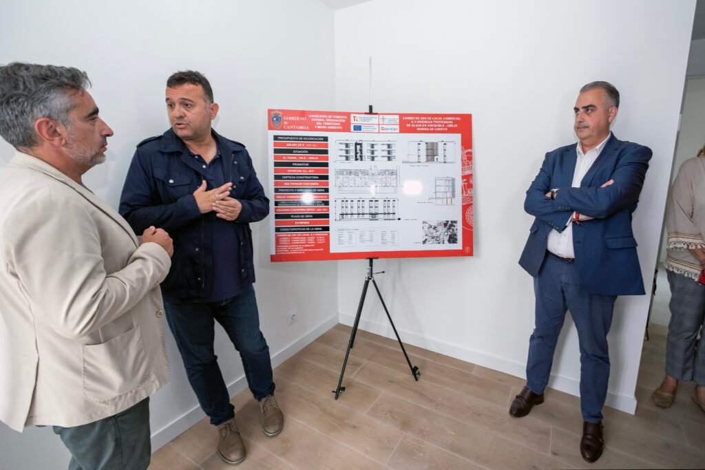 El consejero de Fomento, el director general de Vivienda y el alcalde de Marina de Cudeyo visitan tres viviendas de protección oficial en Orejo