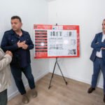 El consejero de Fomento, el director general de Vivienda y el alcalde de Marina de Cudeyo visitan tres viviendas de protección oficial en Orejo