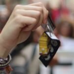 Llaves de una manifestante agitadas durante la protesta por el derecho a la vivienda en la Plaza Porticada de Santander.