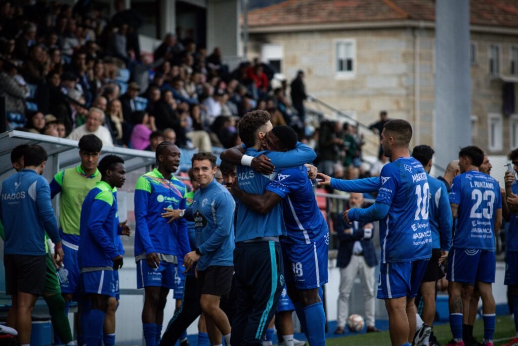Los jugadores del Ourense CF celebran abrazados la victoria ante la Gimnástica de Torrelavega