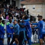 Los jugadores del Ourense CF celebran abrazados la victoria ante la Gimnástica de Torrelavega