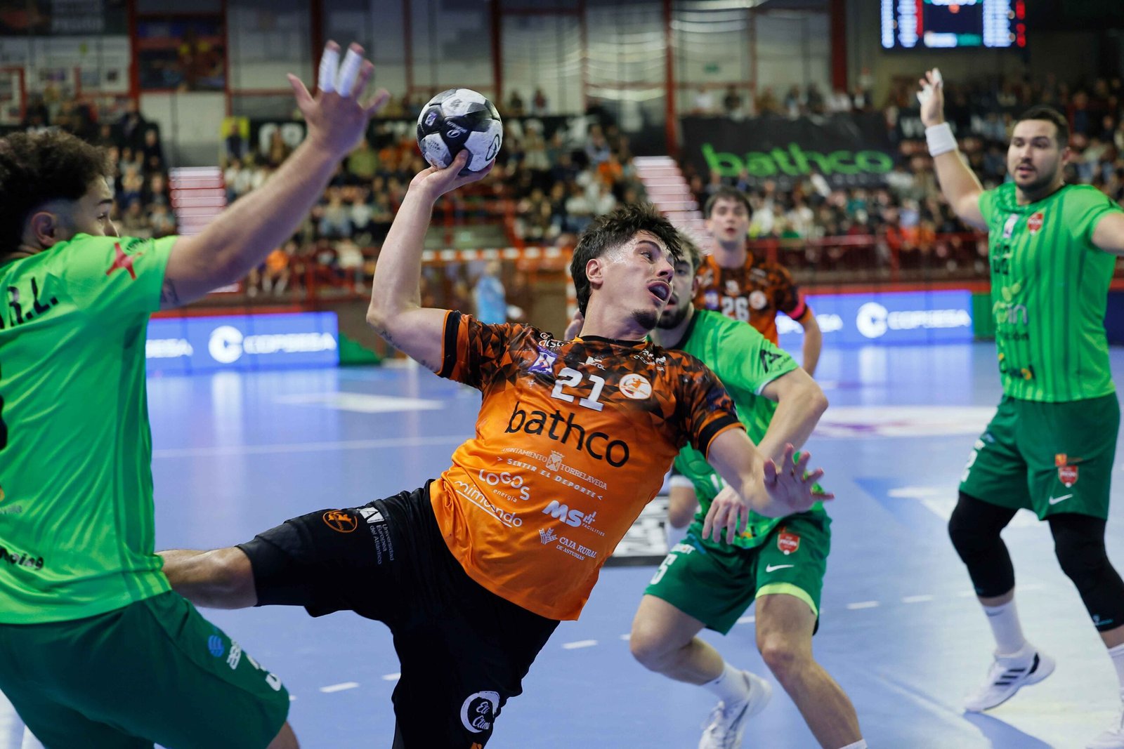 Isidoro Martínez durante el partido entre el Bathco BM Torrelavega y el Cajasol Sevilla BM Proin