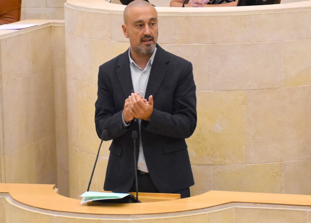 Javier López Estrada interviene en la tribuna del Parlamento de Cantabria durante el debate sobre la Cuenta Vivienda Joven