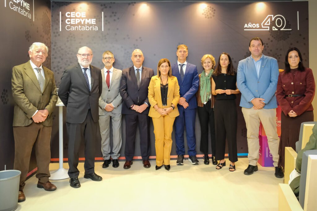 María José Sáenz de Buruaga, Roberto Media y Enrique Conde, junto a Isabel García Tejerina, José Luis Gil y otros participantes en el foro de sostenibilidad organizado por CEOE-CEPYME Cantabria