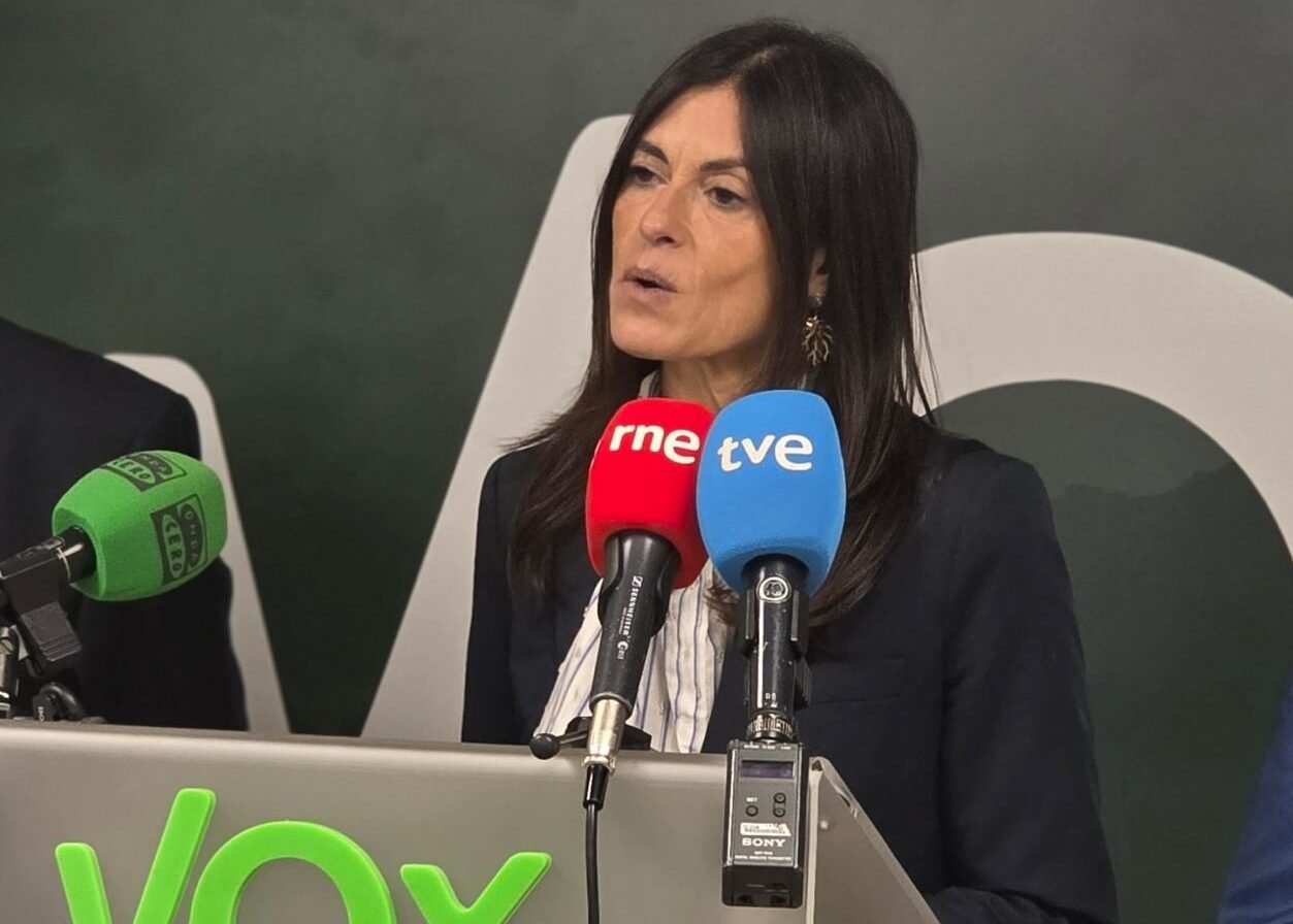 Laura Velasco, portavoz de Vox en el Ayuntamiento de Santander, durante una rueda de prensa