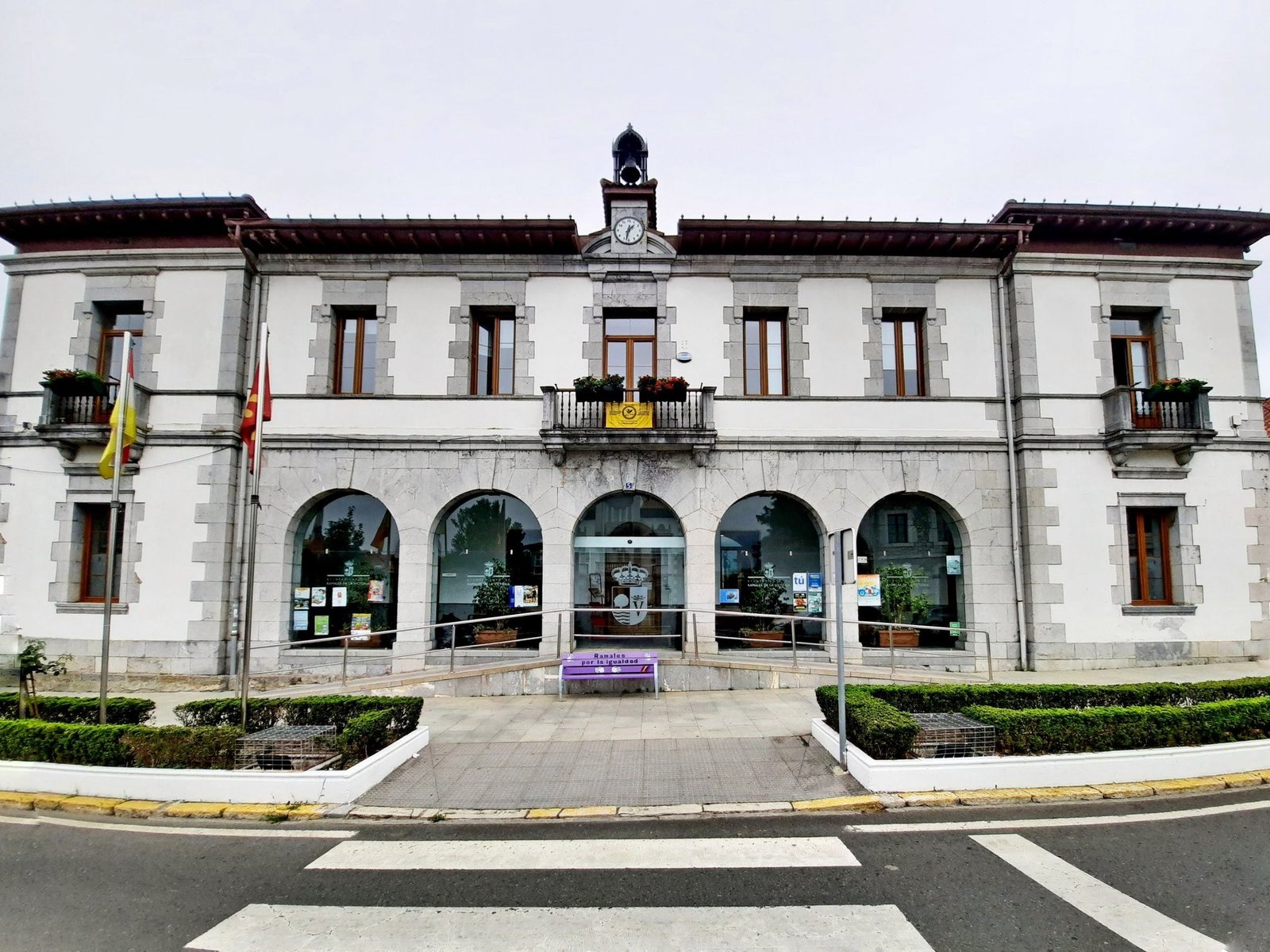 Fachada del Ayuntamiento de Ramales de la Victoria, cuyo alcalde denuncia que el Gobierno de Cantabria no consultó al Consistorio sobre el posible centro de menores inmigrantes.