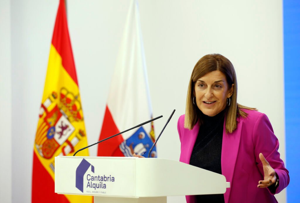 María José Sáenz de Buruaga durante la presentación del programa Cantabria Alquila para fomentar el alquiler asequible.