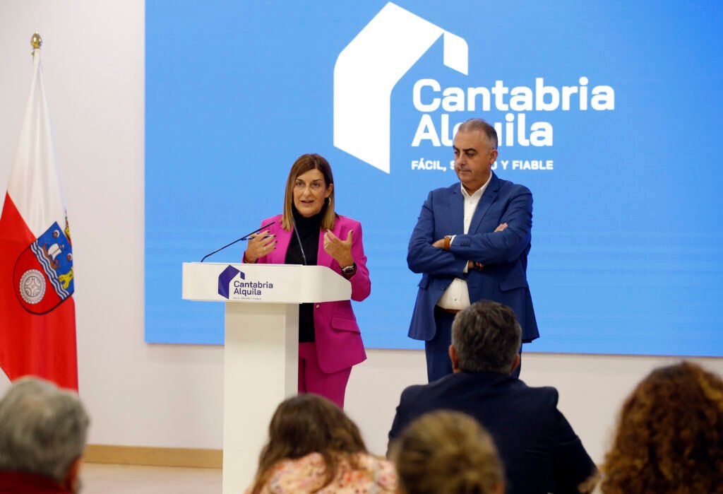 María José Sáenz de Buruaga y Roberto Media durante la presentación de Cantabria Alquila.