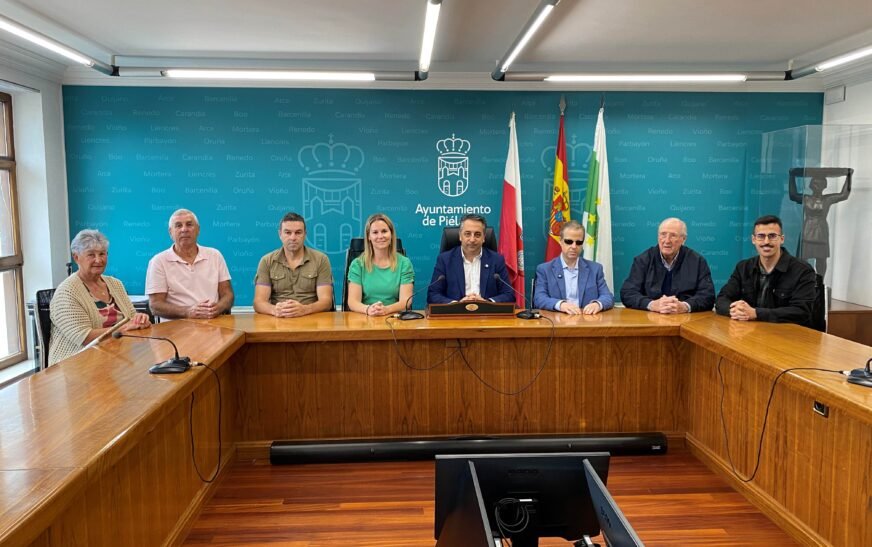 ONCE pone a cuatro alcaldes de Cantabria en la piel de las personas ciegas para visibilizar las barreras urbanas