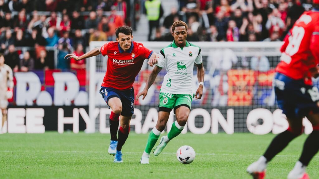 Belocian controla el balón durante el partido entre el Racing de Santander y Osasuna en El Sadar.
