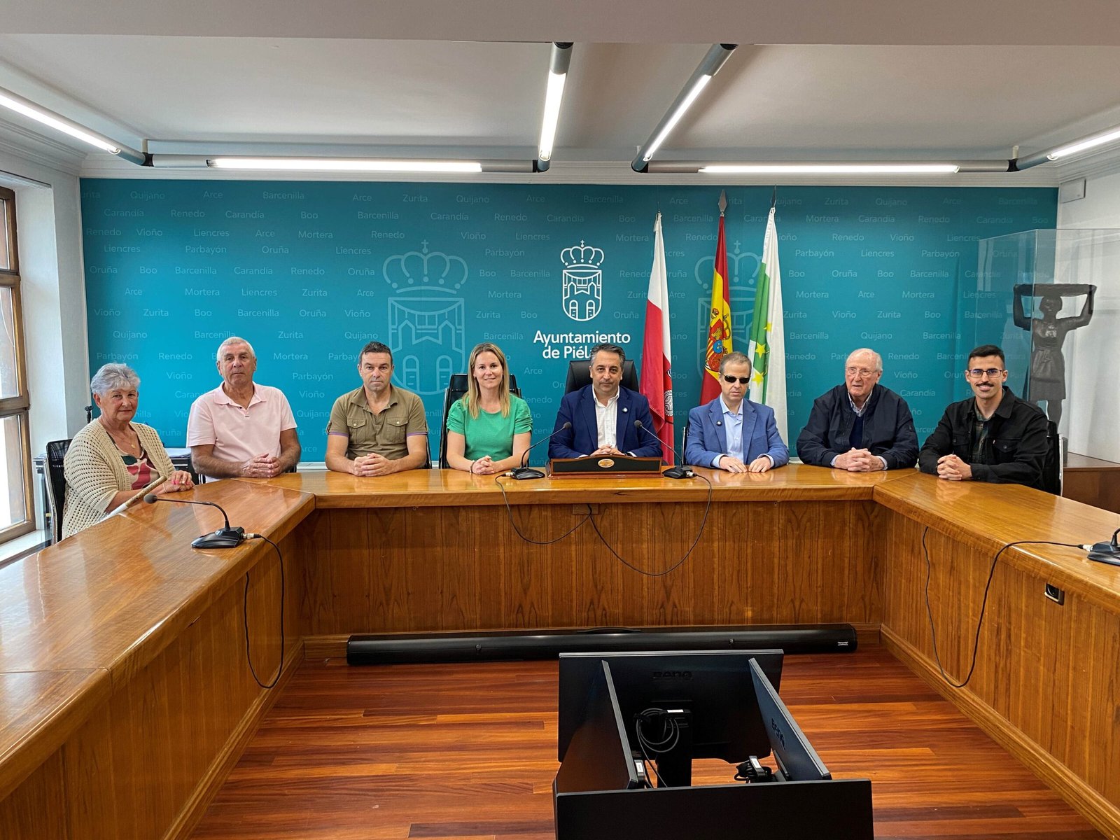 El alcalde y concejales de Piélagos junto a Sergio Olavarría durante la actividad de sensibilización sobre accesibilidad urbana de ONCE.