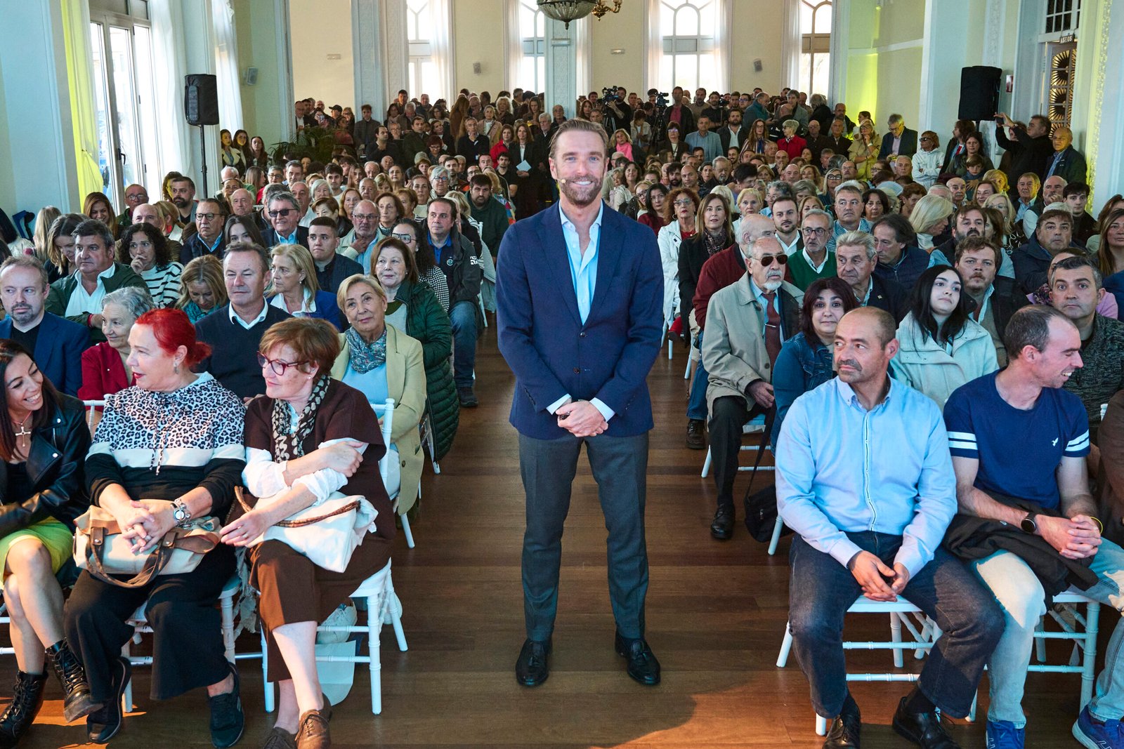 Felipe Piña junto a los asistentes a la presentación de su candidatura a la Alcaldía de Santander por el PRC.