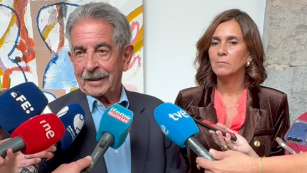 Miguel Ángel Revilla y Paula Fernández Viaña durante su encuentro de hoy con los medios de comunicación