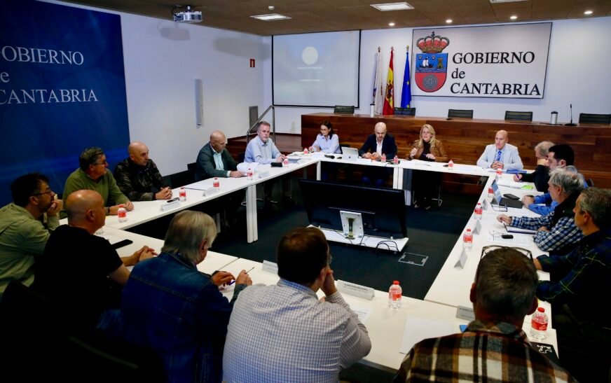 El PRC e IU cuestionan que Cantabria mantenga la pesca del salmón pese al declive de la especie