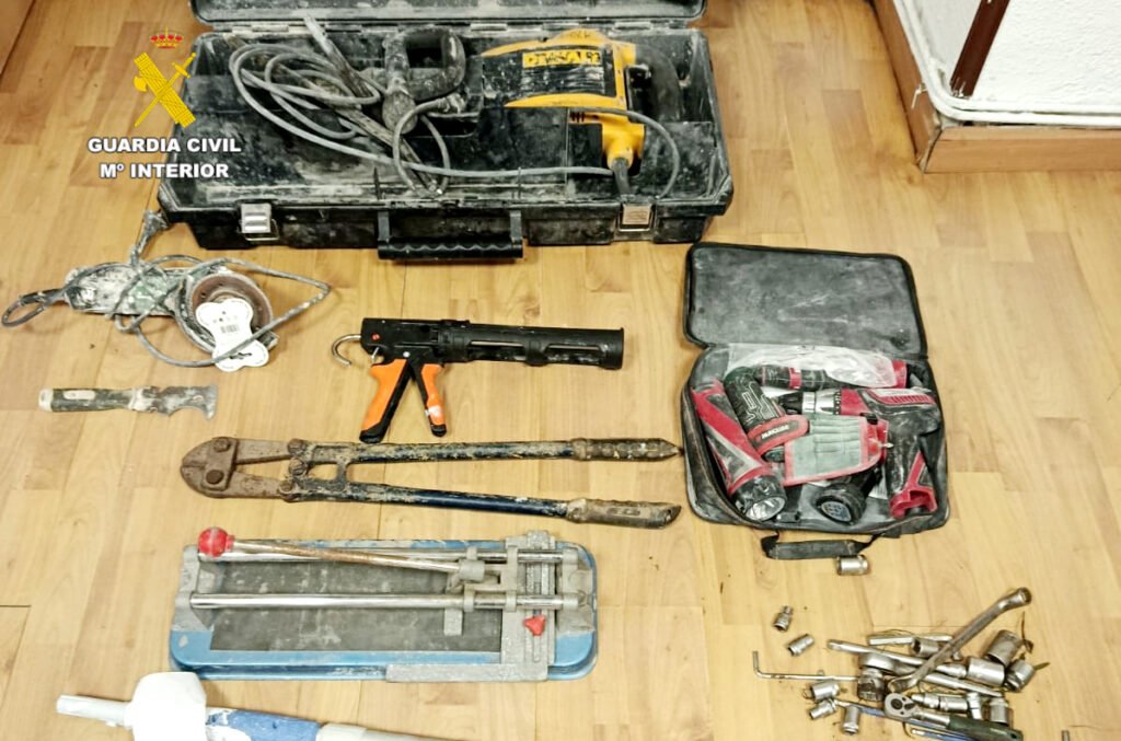 Herramientas intervenidas por la Guardia Civil tras un robo en Suances
