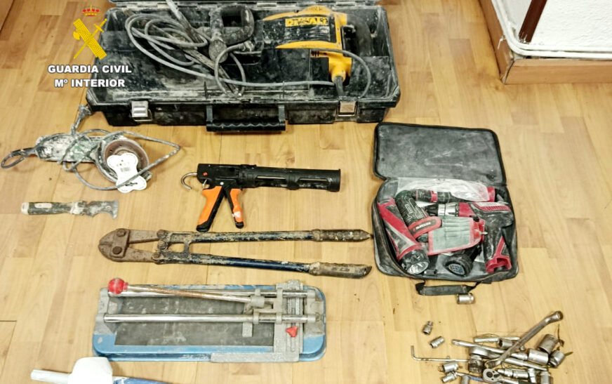 La Guardia Civil frustra un robo en una empresa de Suances y detiene a una joven