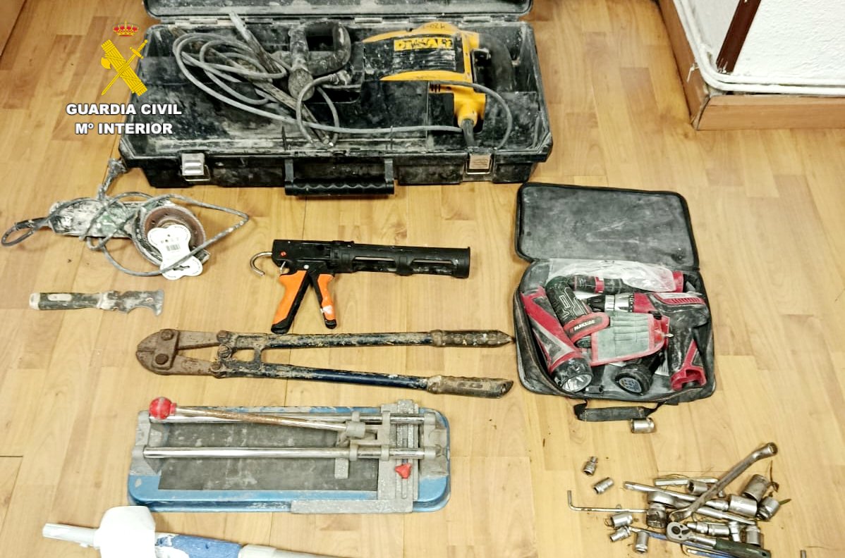 Herramientas intervenidas por la Guardia Civil tras un robo en Suances