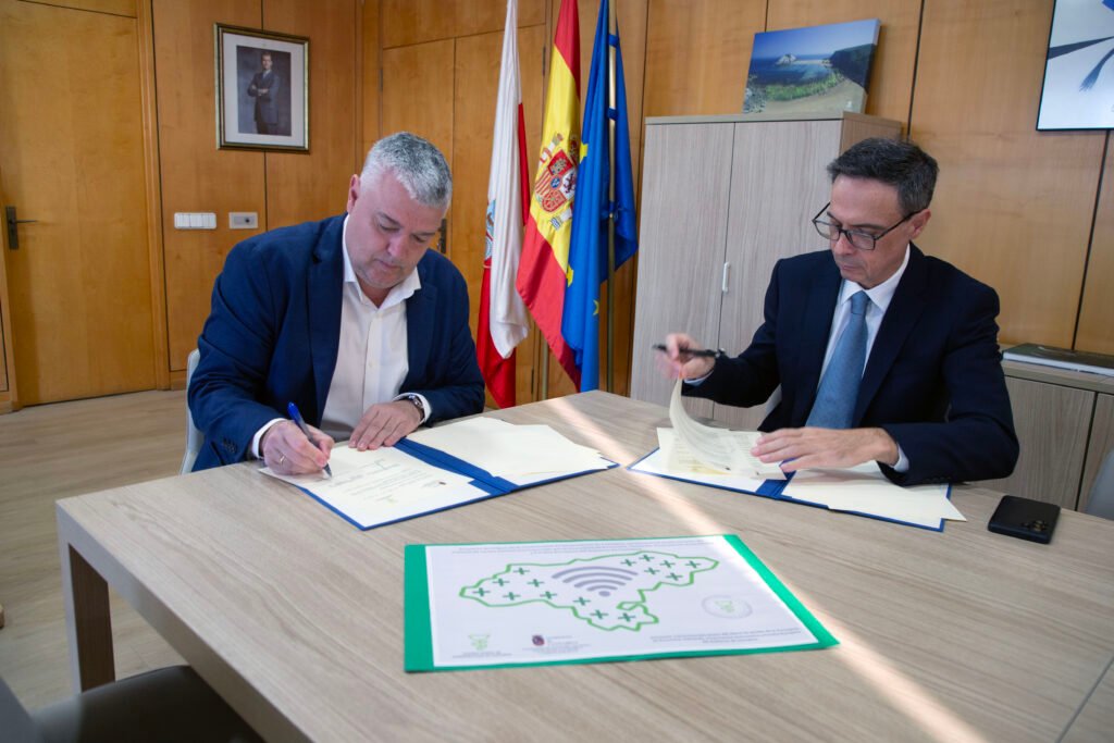 Luis Ángel Agüeros y José Daniel Carballeira durante la firma del convenio