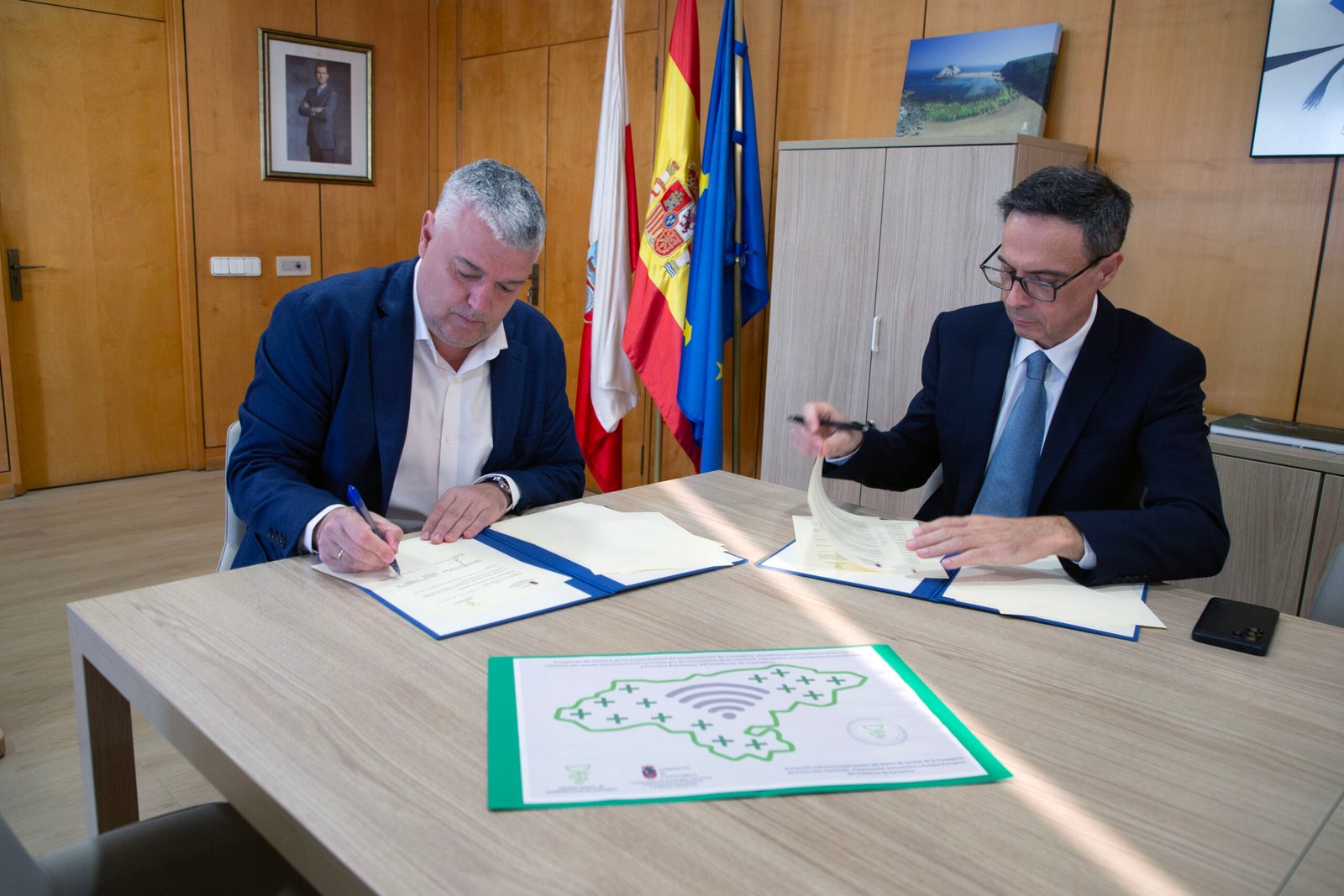 Luis Ángel Agüeros y José Daniel Carballeira durante la firma del convenio