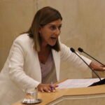 María José Sáenz de Buruaga en la tribuna del Parlamento de Cantabria