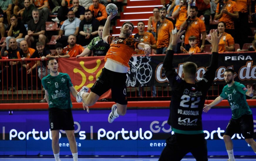 El Bathco BM Torrelavega estrena su casillero europeo en casa con un triunfo de infarto