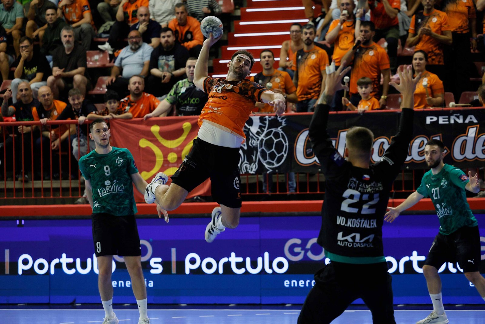 Jakub Prokop del BM Torrelavega durante el partido europeo ante el HCB Karviná