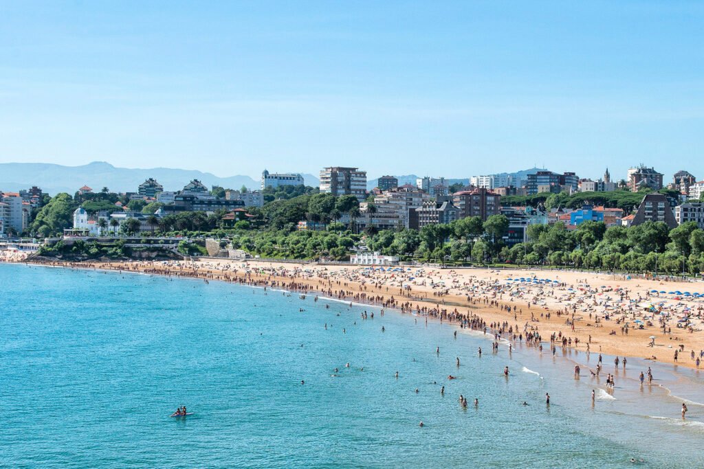 Turistas durante el verano en Cantabria