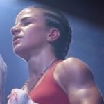 Mariluz «La Joyita» Peral sobre el ring durante un combate de boxeo.