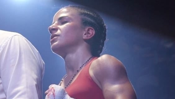 Mariluz «La Joyita» Peral sobre el ring durante un combate de boxeo.