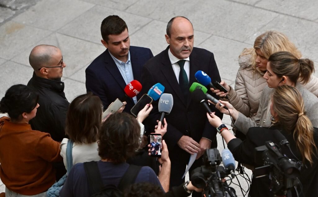Juan José Alonso y César Vargas realizan declaraciones a los medios de comunicación en el patio del Parlamento de Cantabria