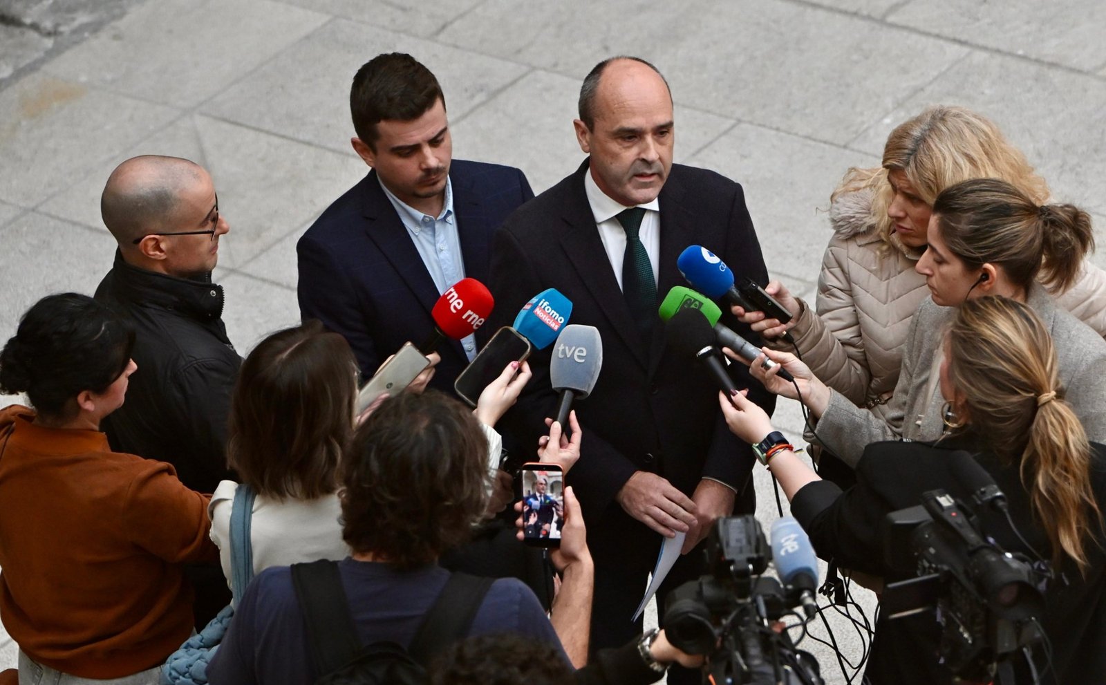 Juan José Alonso y César Vargas realizan declaraciones a los medios de comunicación en el patio del Parlamento de Cantabria