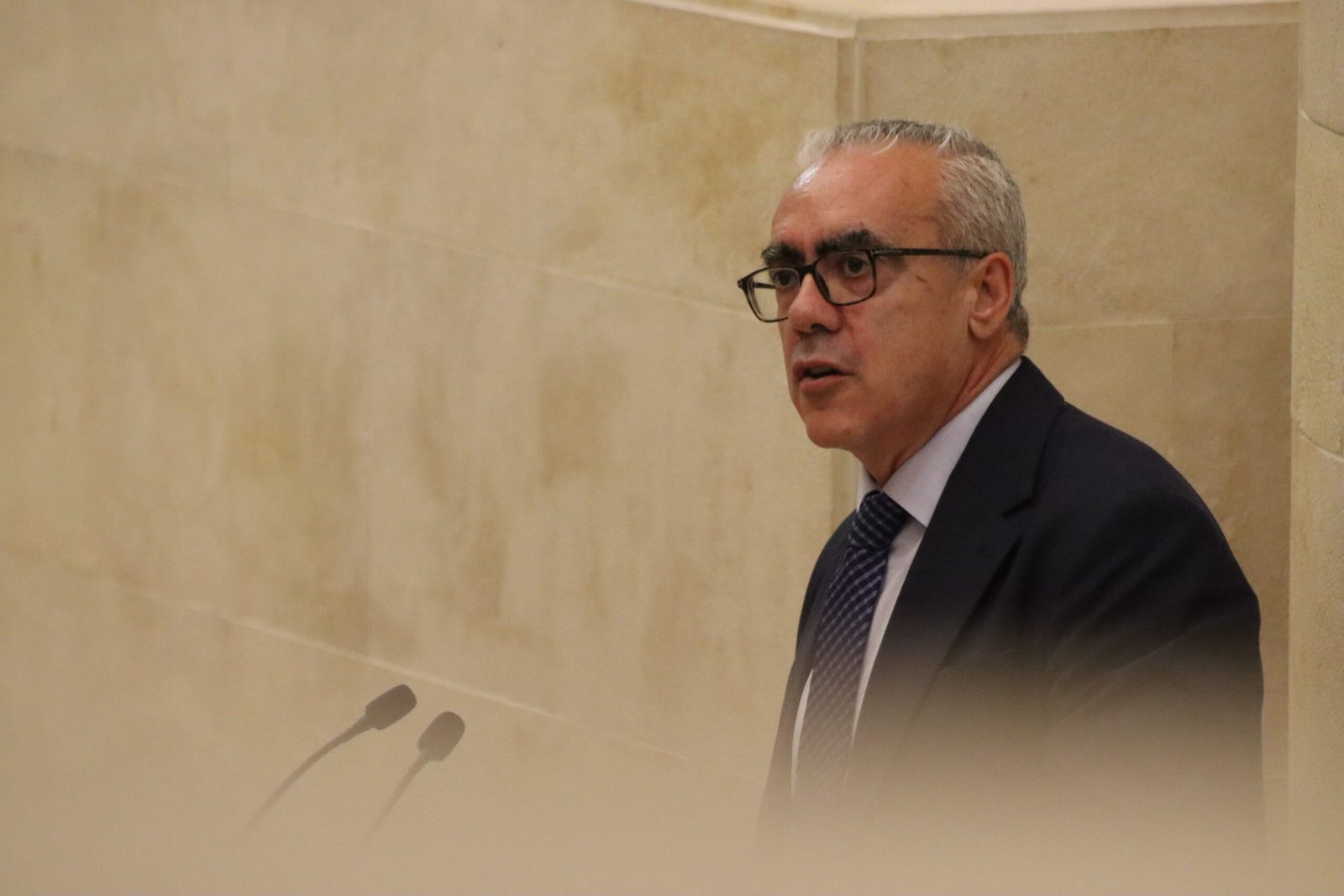 Pedro José Hernando, portavoz del PRC, interviene en el Parlamento de Cantabria para defender la iniciativa sobre el plan de aparcamientos disuasorios.