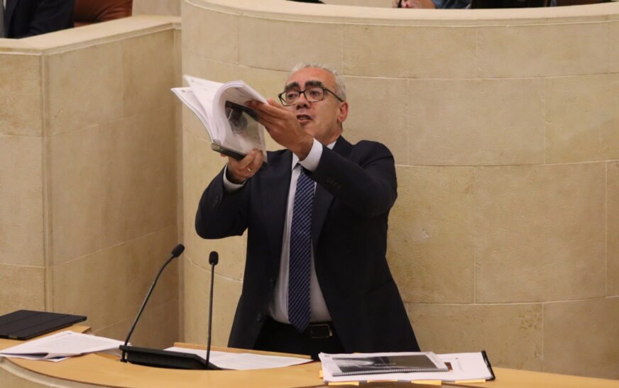 Las imágenes del pleno del Parlamento de Cantabria marcado por ‘Olucas’, Ceuta y los aparcamientos disuasorios