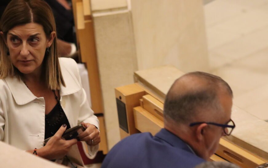 El PRC y el PSOE exigen a Buruaga que cumpla la ley de paridad tras el relevo de Urrutia, y el PP replica con Revilla y Ábalos