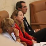 Natividad Pérez, Armando Blanco y Leticia Díaz, diputados de Vox, sentados en la bancada del grupo parlamentario en el Parlamento de Cantabria.