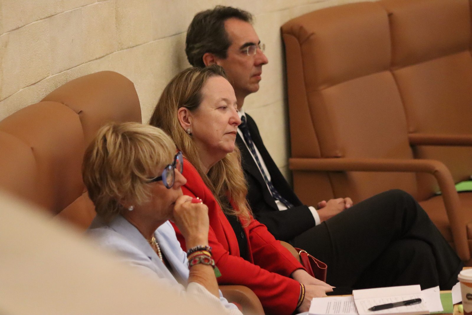 Natividad Pérez, Armando Blanco y Leticia Díaz, diputados de Vox, sentados en la bancada del grupo parlamentario en el Parlamento de Cantabria.
