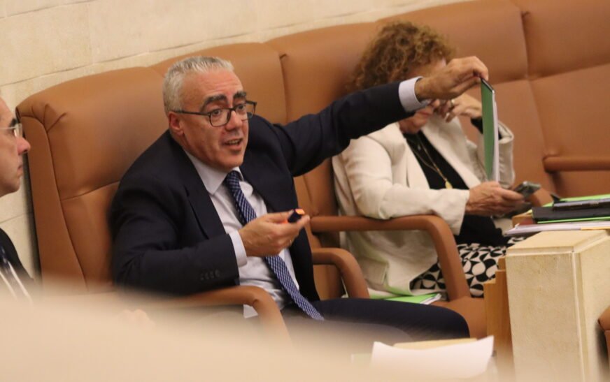 El Parlamento exige al Gobierno un plan para captar empresas para La Pasiega en dos meses