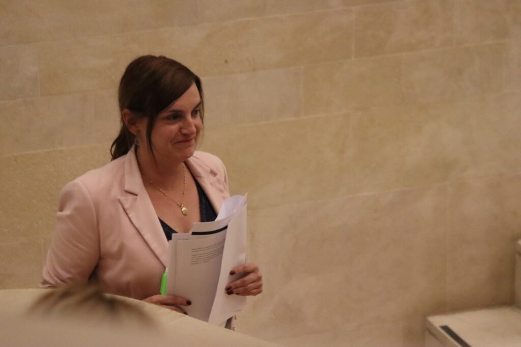 Ana Obregón, diputada del PRC, llega al hemiciclo del Parlamento de Cantabria durante el pleno del 26 de octubre de 2026.