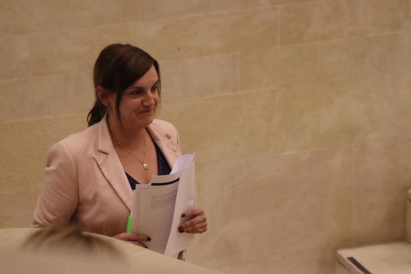 Ana Obregón, diputada del PRC, llega al hemiciclo del Parlamento de Cantabria durante el pleno del 26 de octubre de 2026.