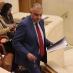 Roberto Media se levanta de su escaño para dirigirse a la tribuna del Parlamento de Cantabria.