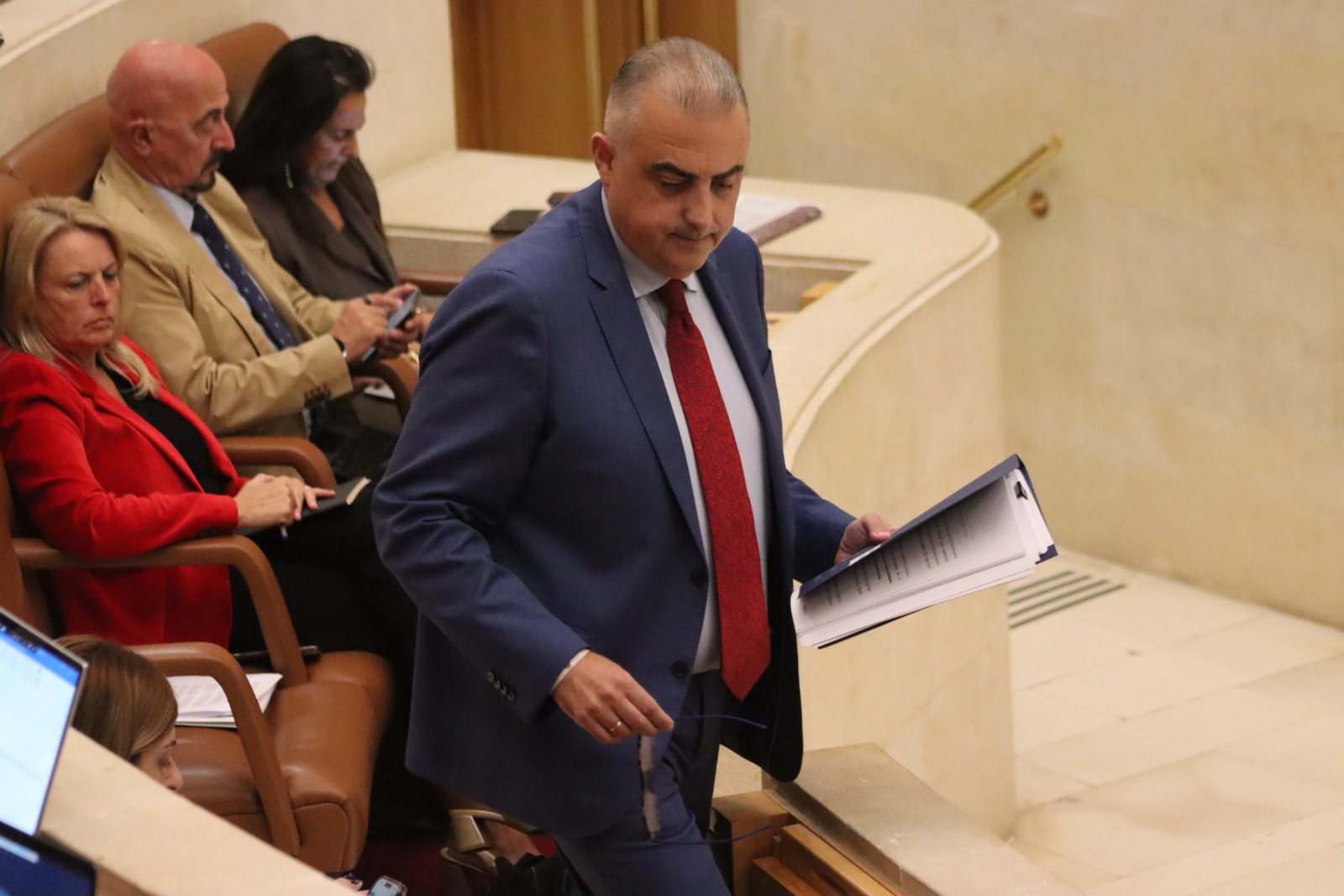 Roberto Media se levanta de su escaño para dirigirse a la tribuna del Parlamento de Cantabria.