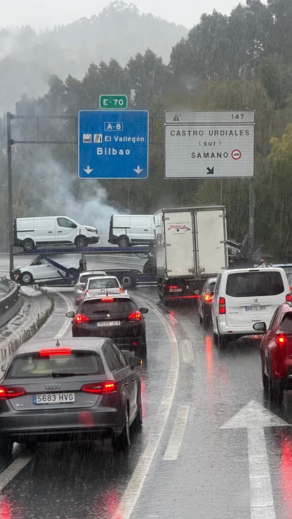 Camión accidentado en la A-8 a la altura de Castro Urdiales