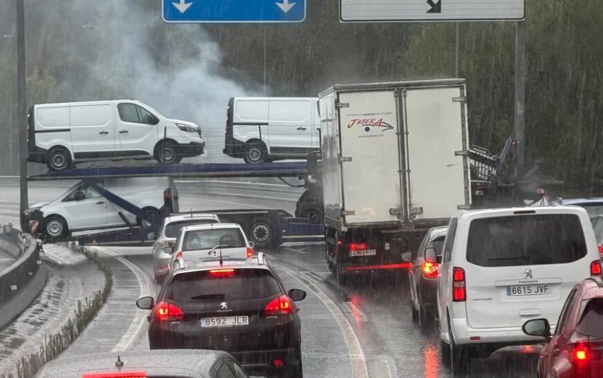 Un camión provoca el corte de la A-8 hacia Bilbao tras accidentarse en Castro Urdiales