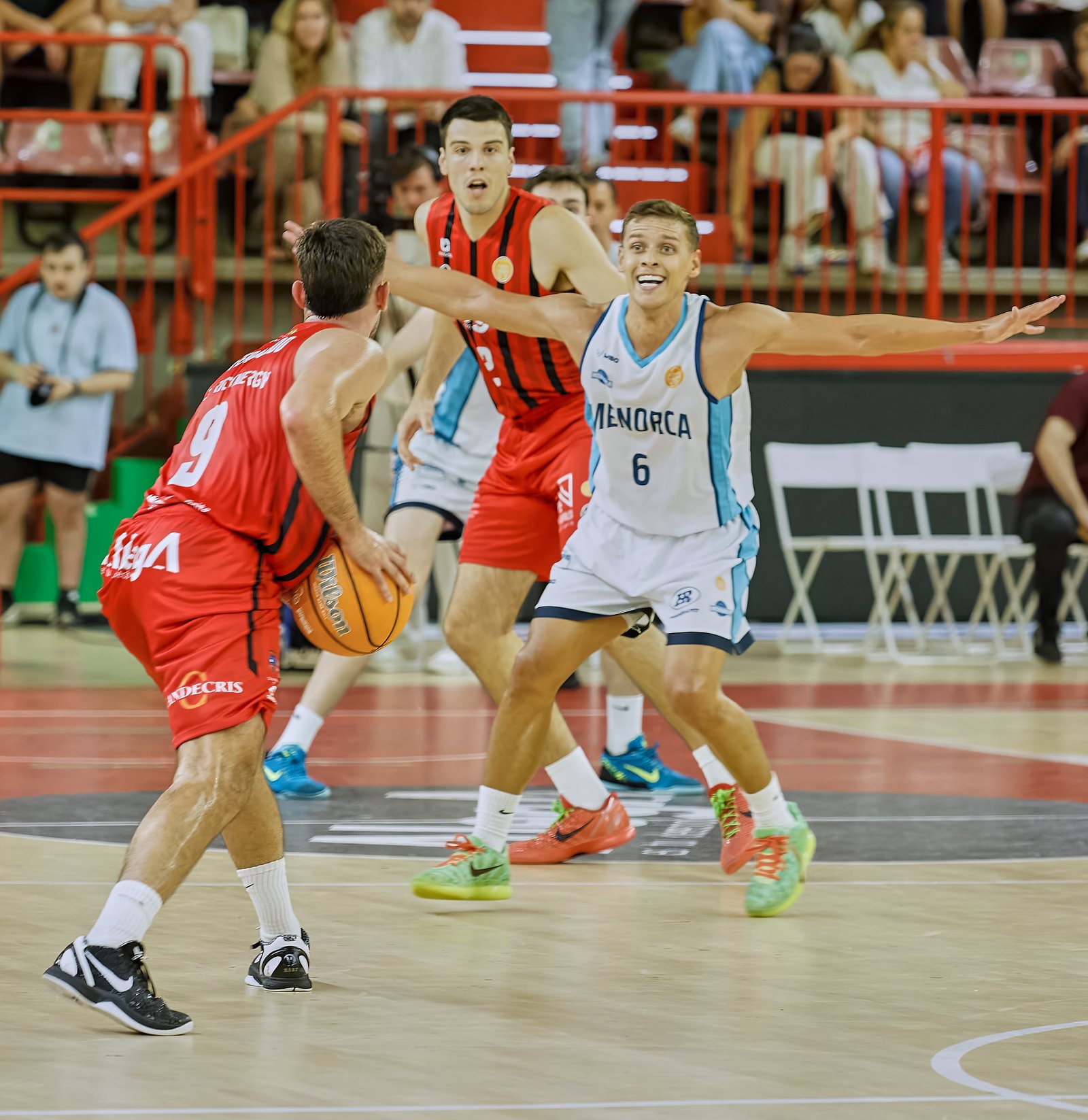 Javier Menéndez, jugador del Grupo Alega Cantabria, durante un partido ante el Menorca en el Vicente Trueba.