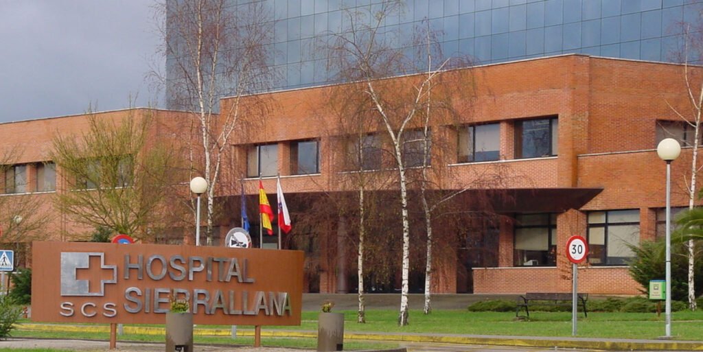 Fachada del Hospital Sierrallana en Torrelavega, Cantabria.