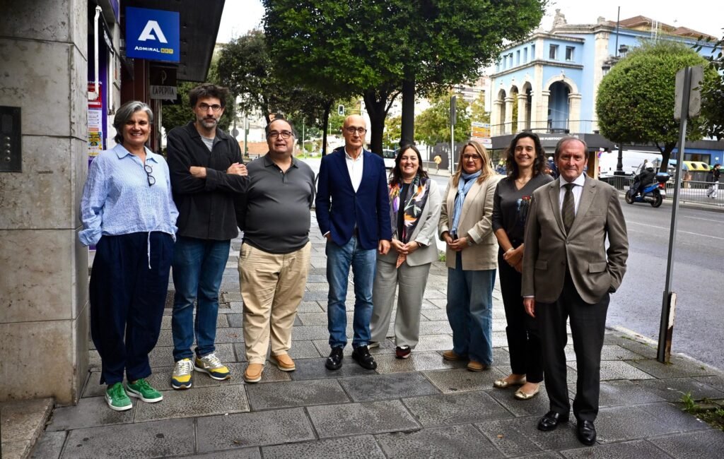 La concejala de Cultura de Santander junto a los miembros del jurado del Premio de las Letras Ciudad de Santander 2026.