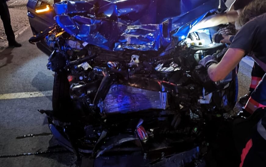 Un accidente en la calle Castilla deja dos coches inutilizados y un conductor herido leve
