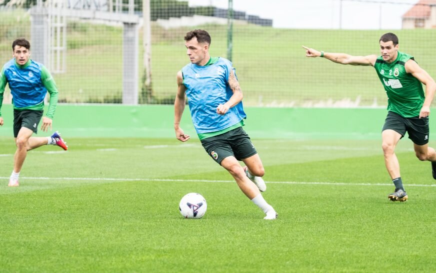 El Racing prepara la visita del Valencia con toda la plantilla disponible y el foco puesto en recuperar su mejor versión