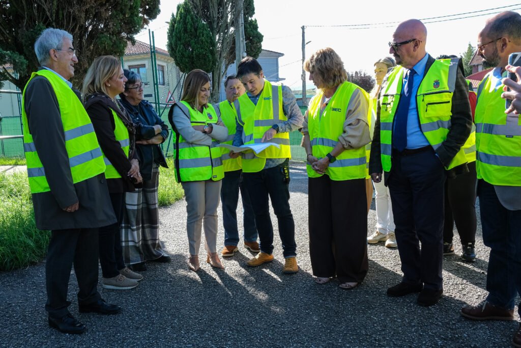 María José Sáenz de Buruaga, César Pascual, Rosa Díaz y Marino García escuchan las explicaciones del director facultativo de las obras del centro de salud de Polanco.
