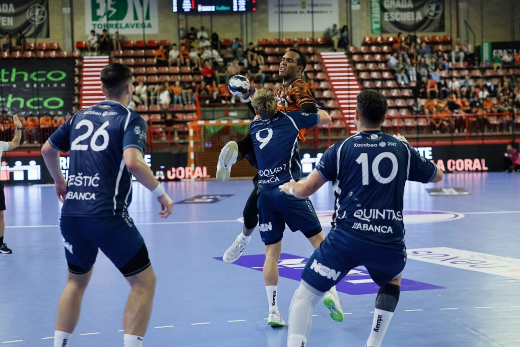 Frank Cordiés, jugador del Bathco BM Torrelavega, durante el partido ante el Frigoríficos Morrazo en el Vicente Trueba.